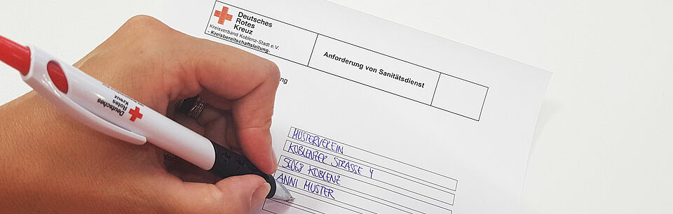 Anmeldebogen DRK-Mitgliedschaft wird von Hand mit Kugelschreiber ausgefüllt